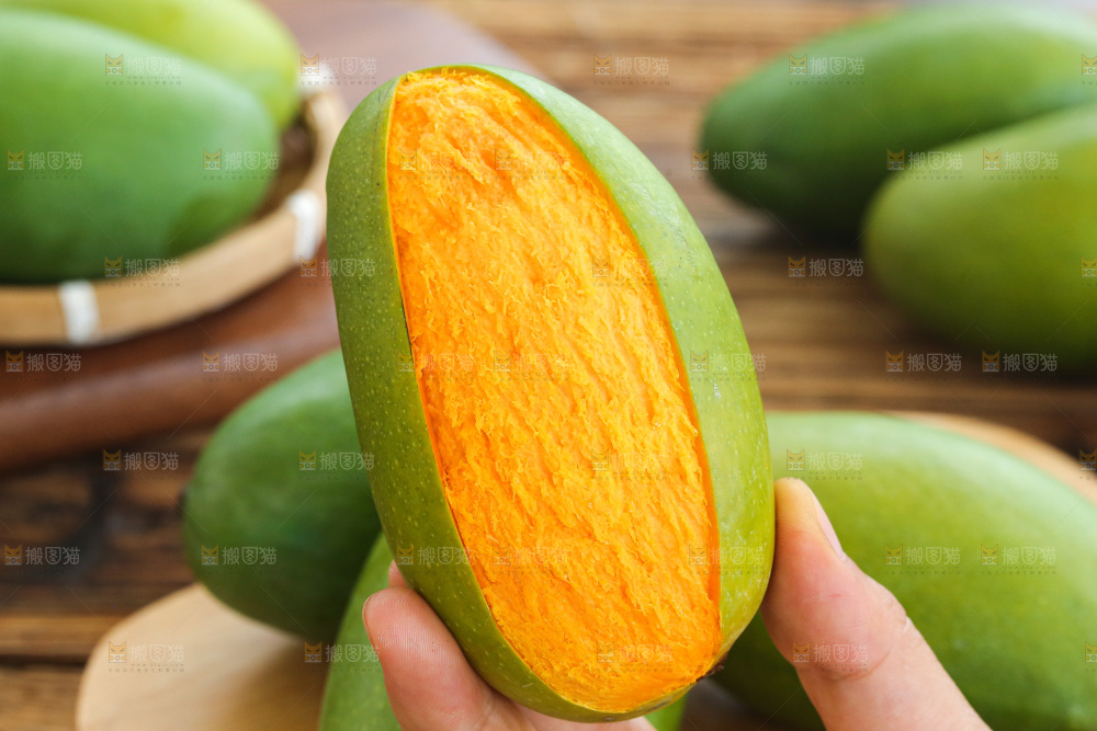 手里拿着椰香芒