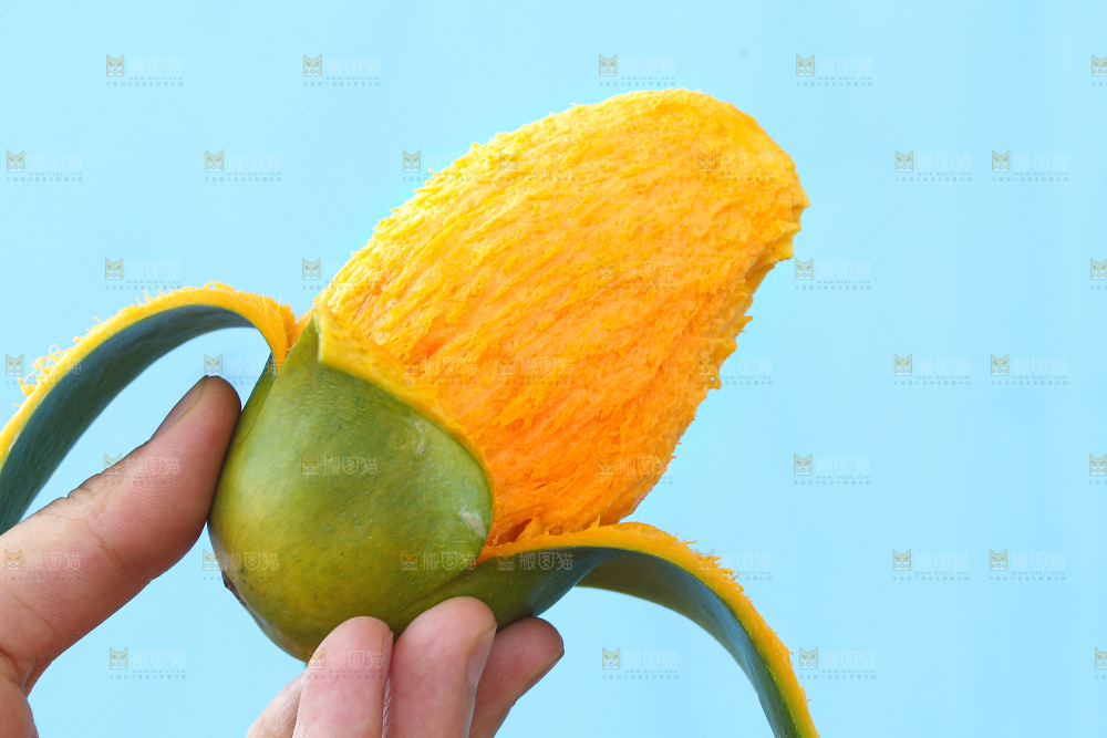 手里拿着椰香芒