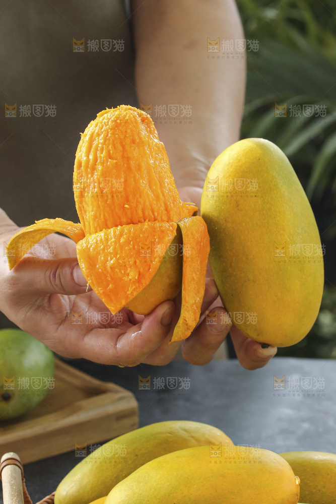 手里拿着椰香芒
