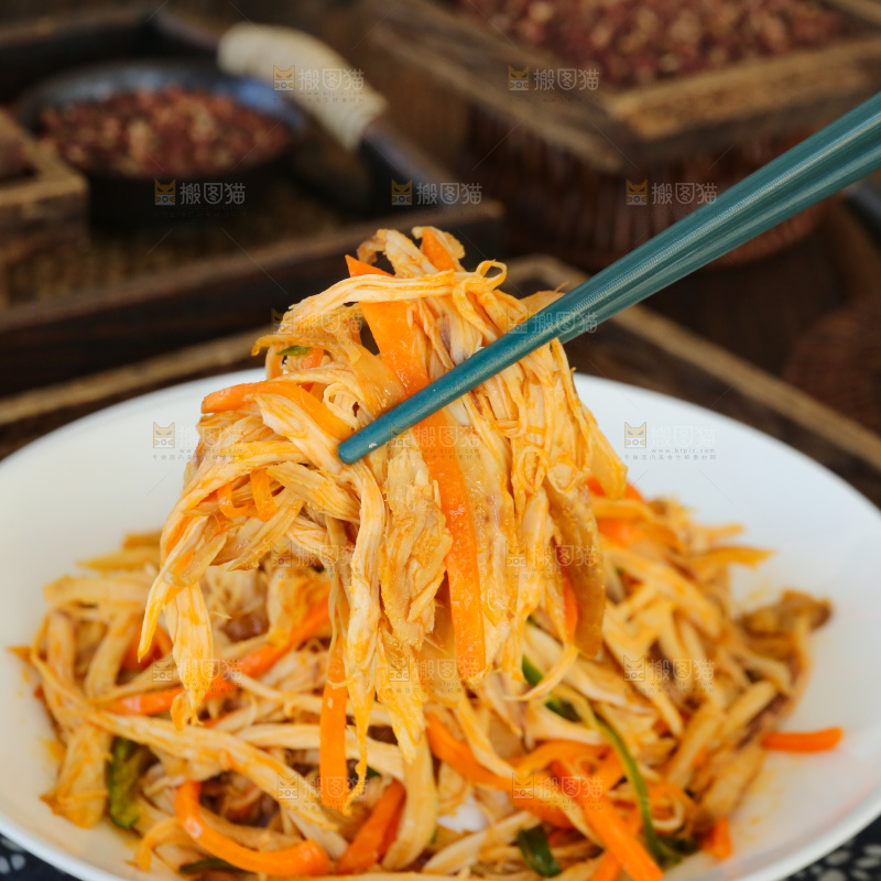 深底上的麻辣鸡丝