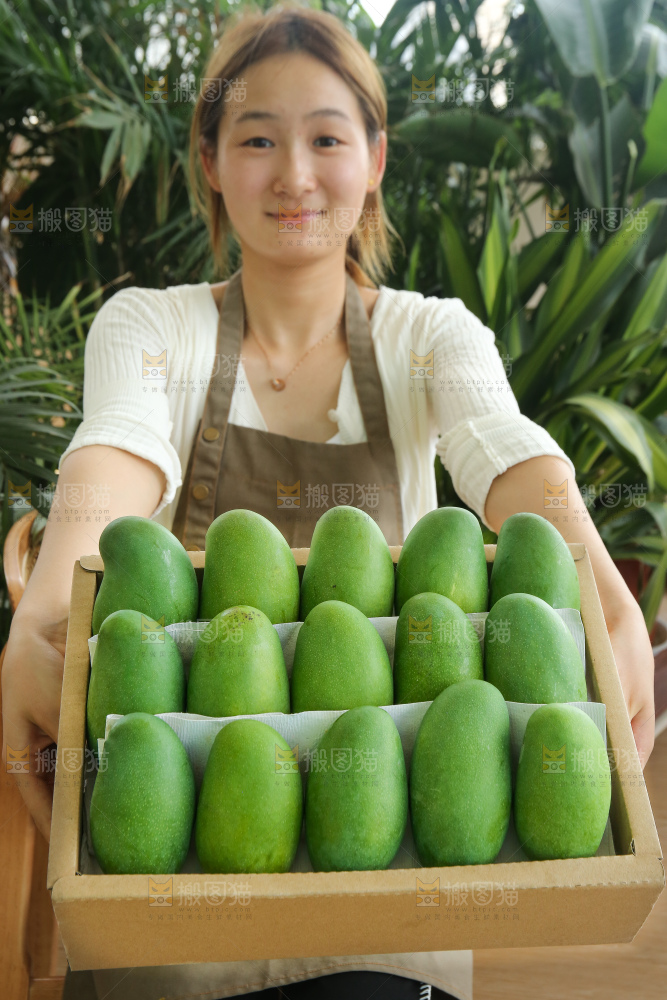 手里拿着椰香芒
