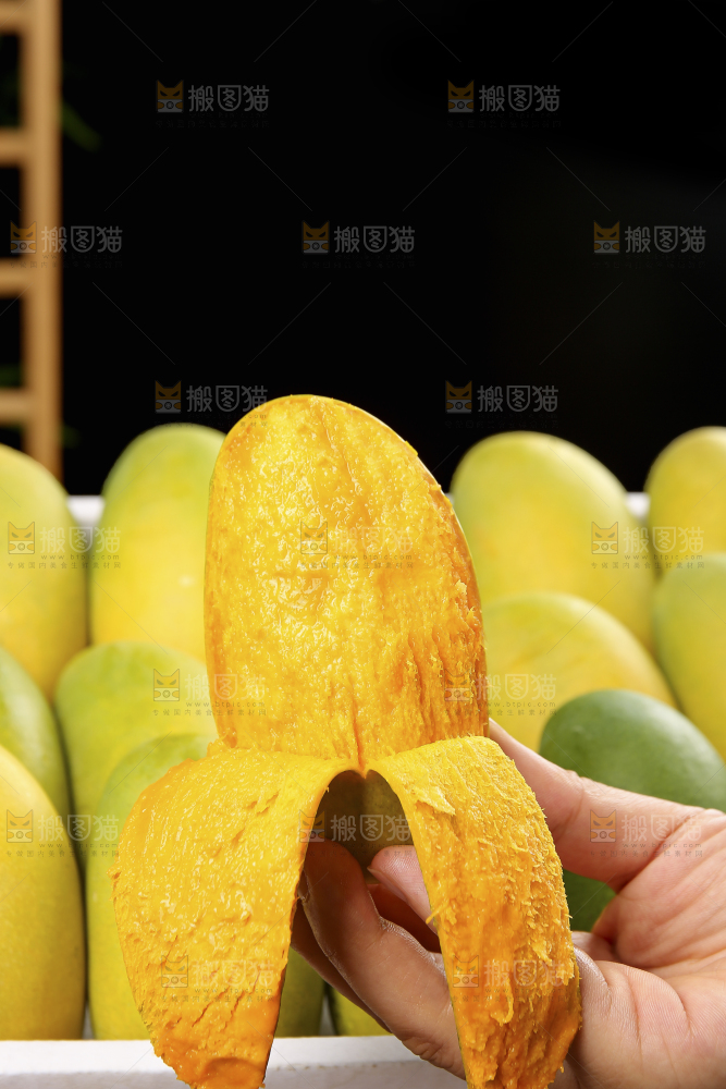 手里拿着椰香芒