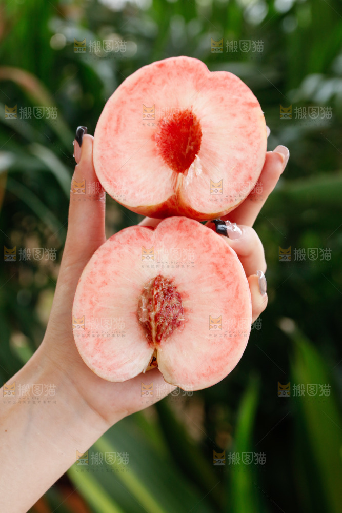 手里拿着苹果桃