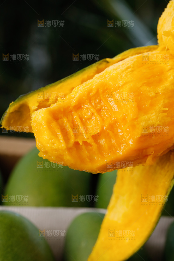 手里拿着椰香芒