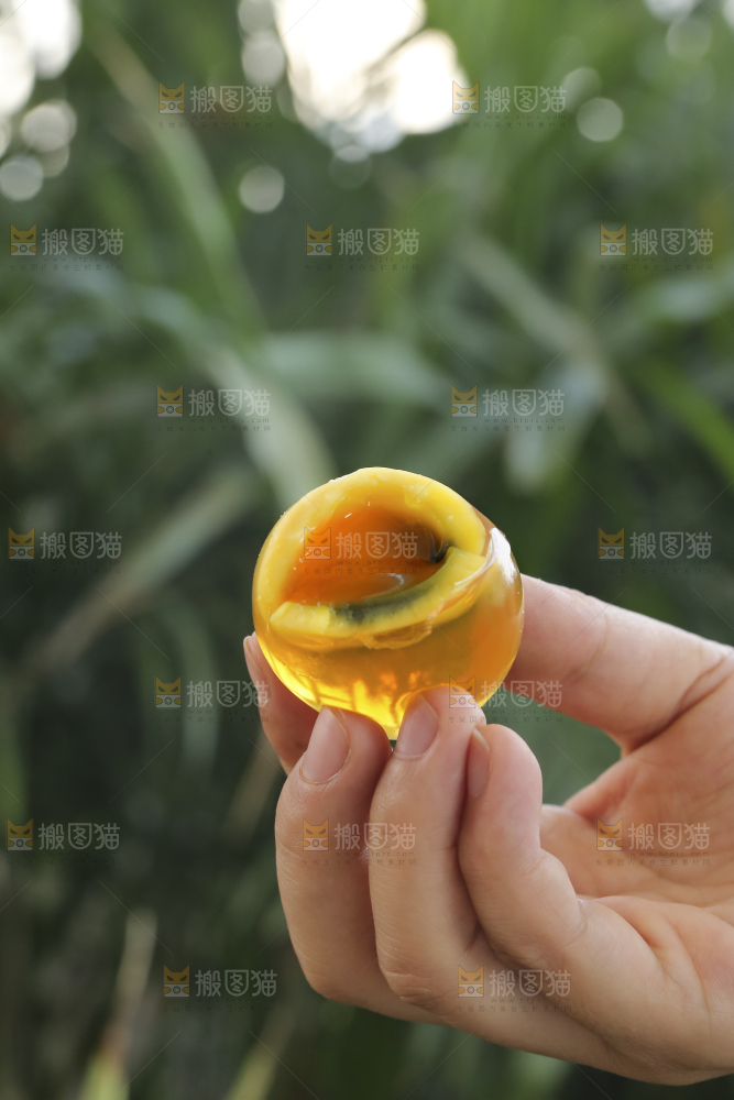 手里拿着变蛋