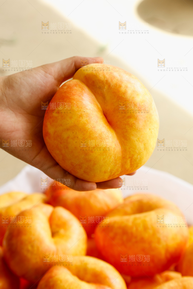 深底上的黄油蟠桃