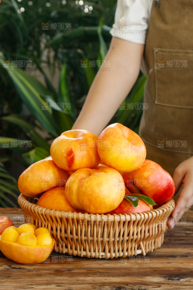 深底上的黄油蟠桃