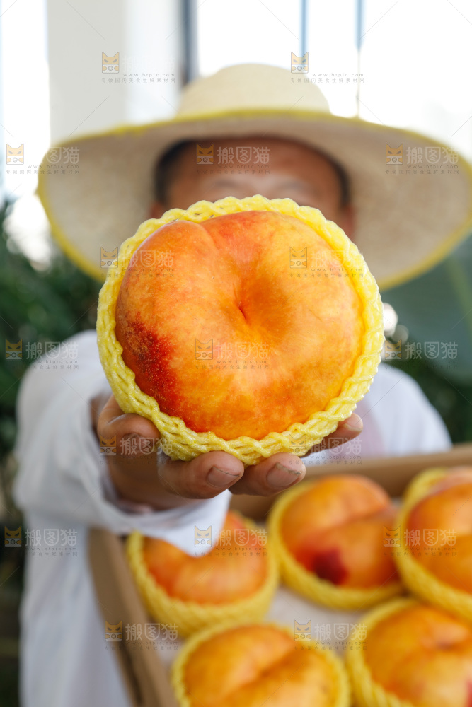 手里拿着黄油蟠桃