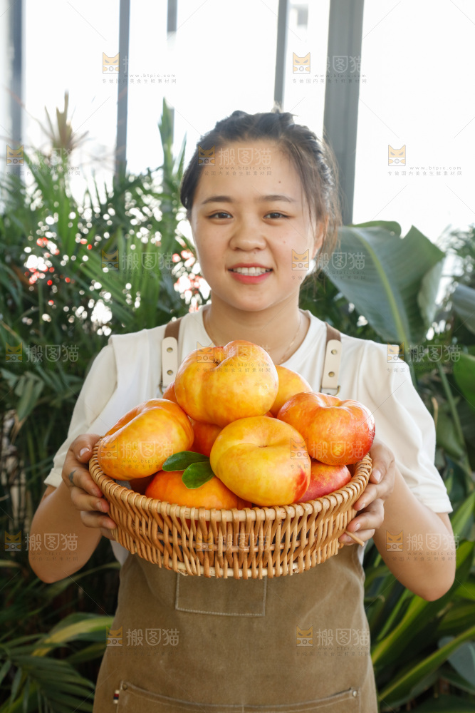 深底上的黄油蟠桃