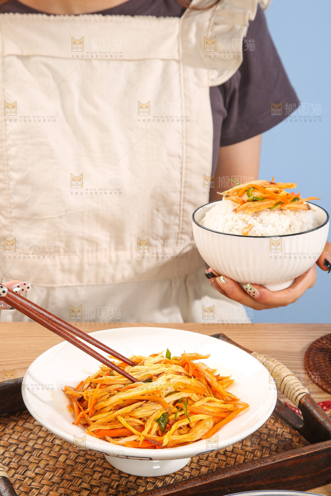 盘子里的手撕鸡丝