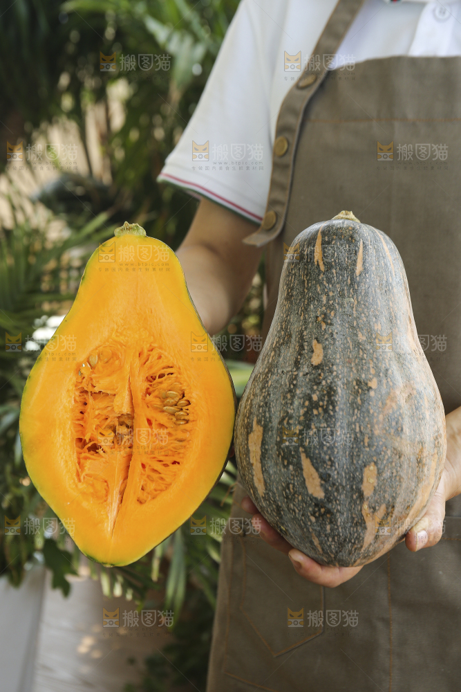 手里拿着香芋南瓜