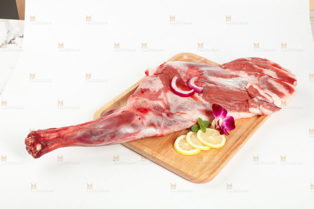 白底上的羊后腿