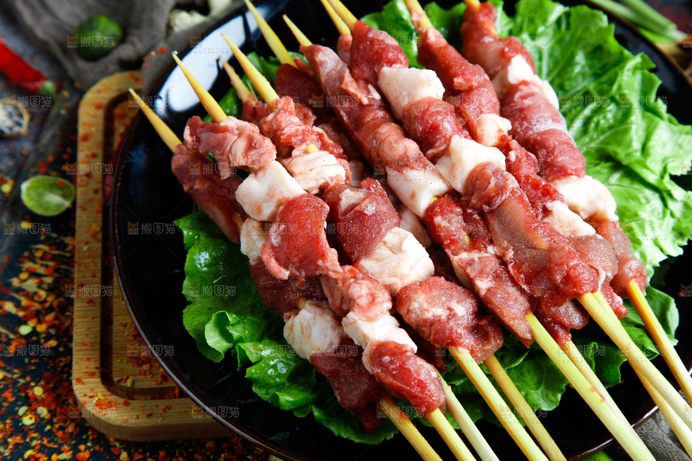 深底上的新鲜羊肉串