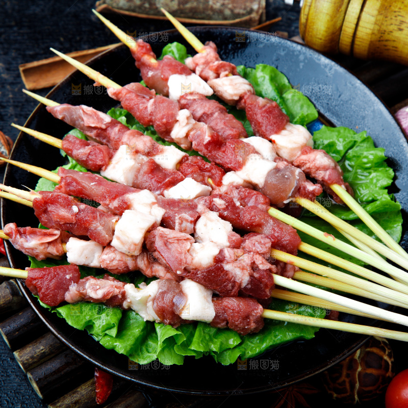 深底上的新鲜羊肉串