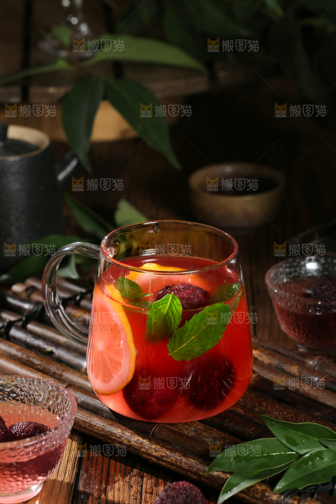 深底上的杨梅果饮
