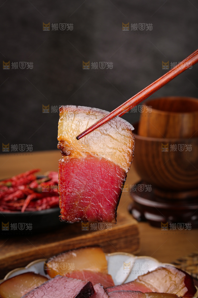 木底上的后腿腊肉