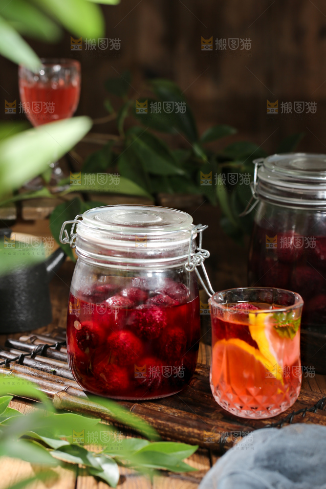 深底上的杨梅果饮