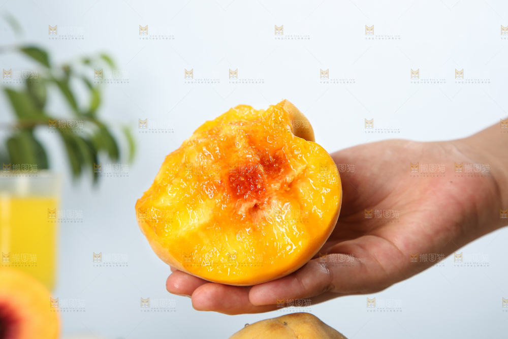 手里拿着锦绣黄桃