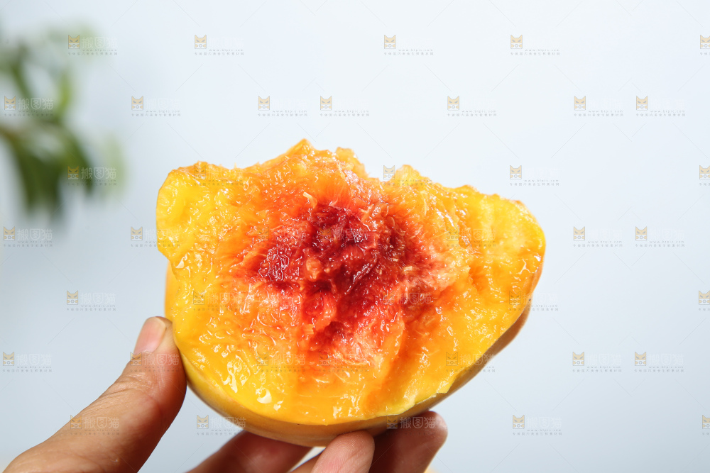 手里拿着锦绣黄桃