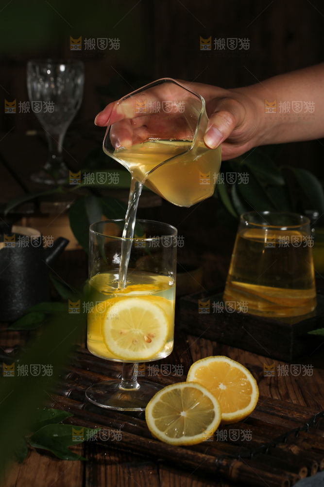 深底上的柠檬水