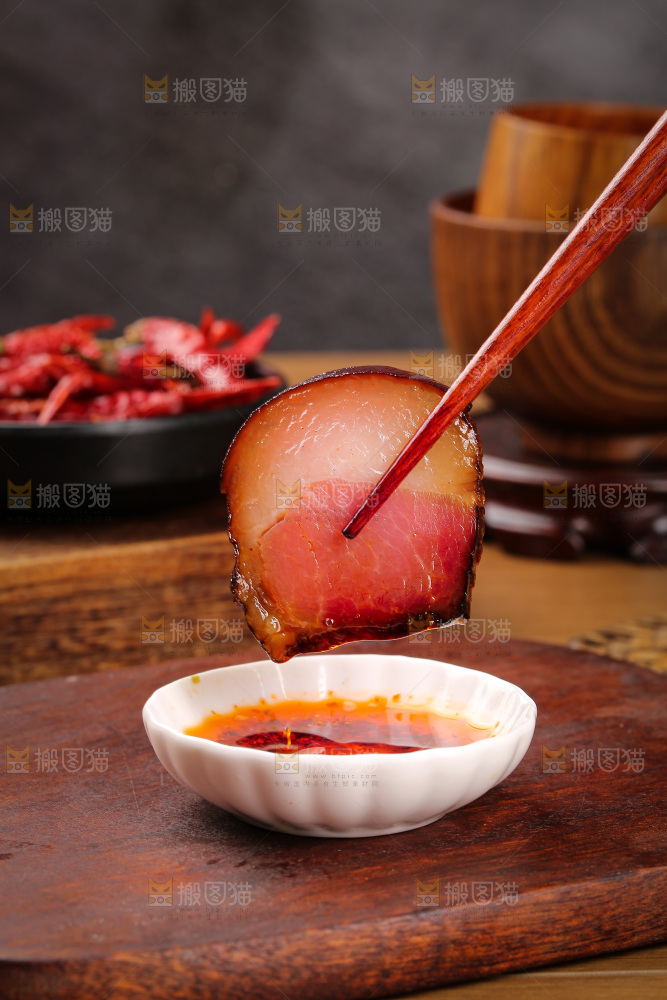 木底上的后腿腊肉