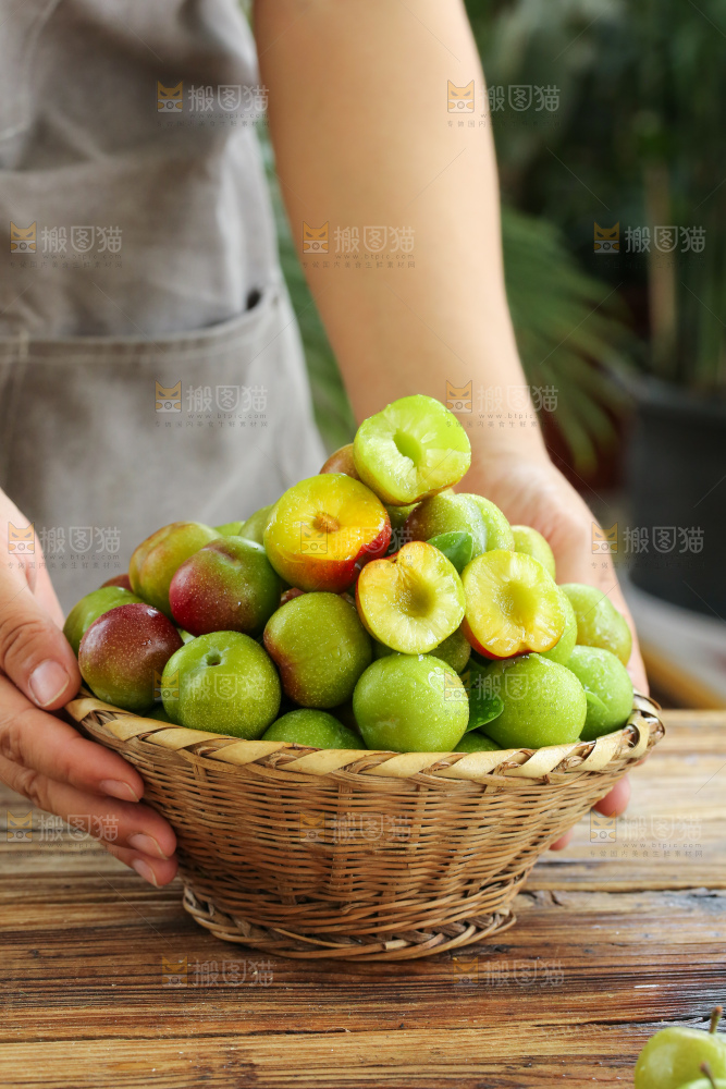 手里拿着半边红李子