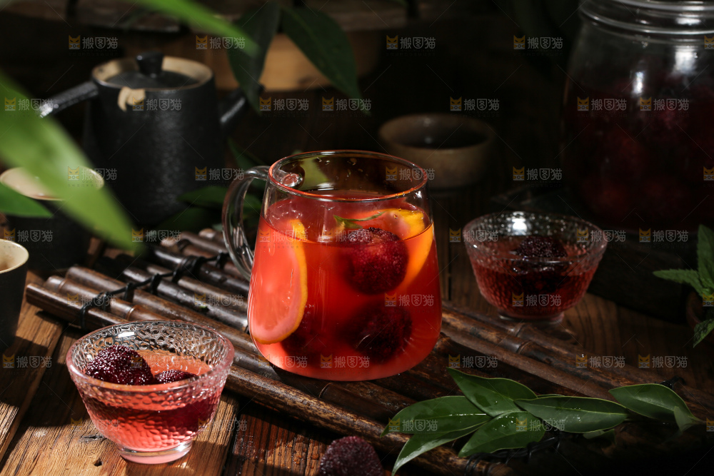 深底上的杨梅果饮