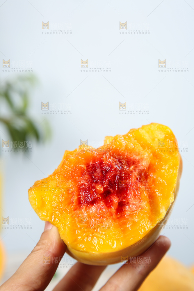 手里拿着锦绣黄桃