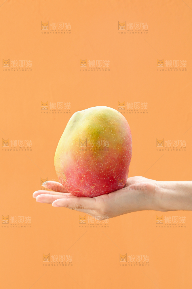 手里拿着彩虹芒