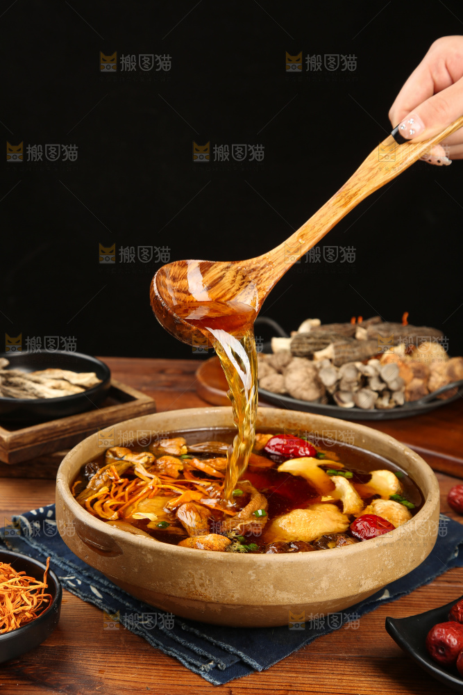 木底上的七彩菌菇