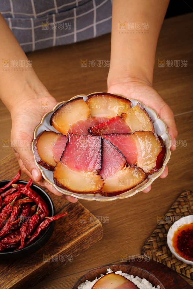 木底上的后腿腊肉