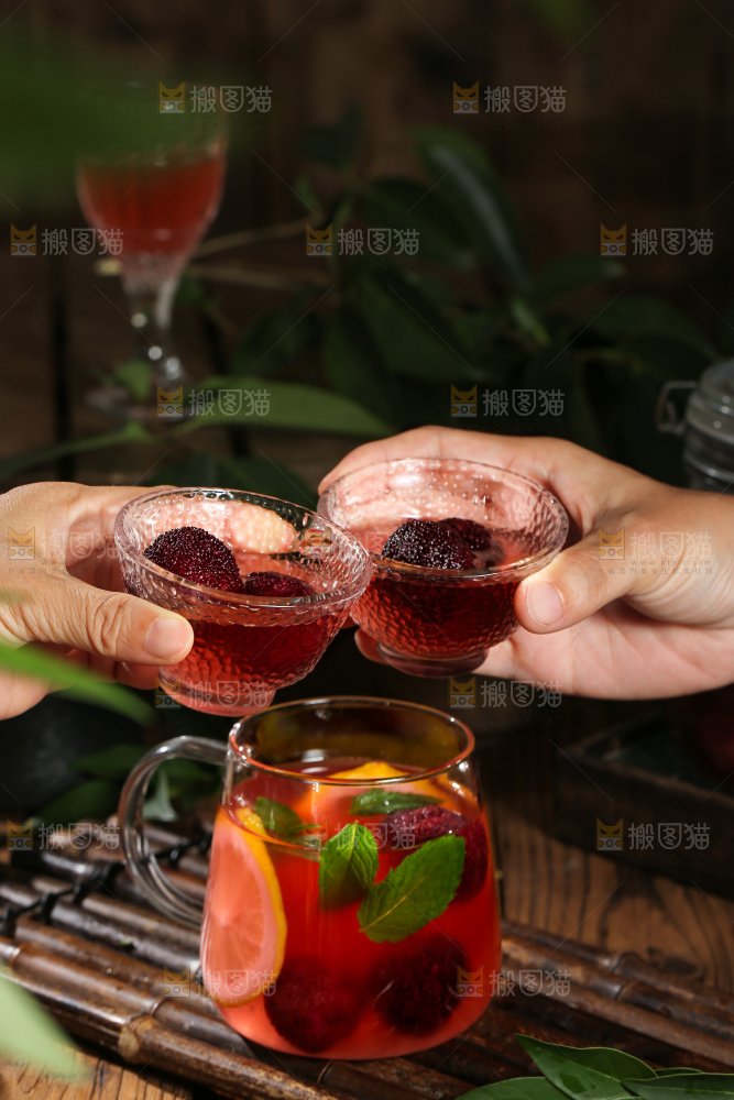 深底上的杨梅果饮