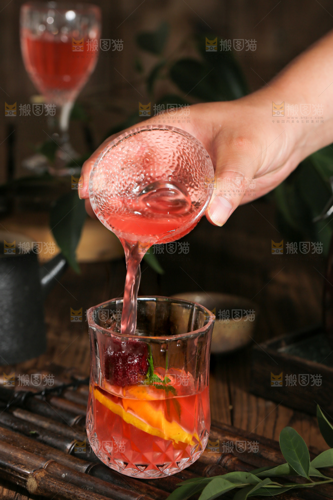 深底上的杨梅果饮
