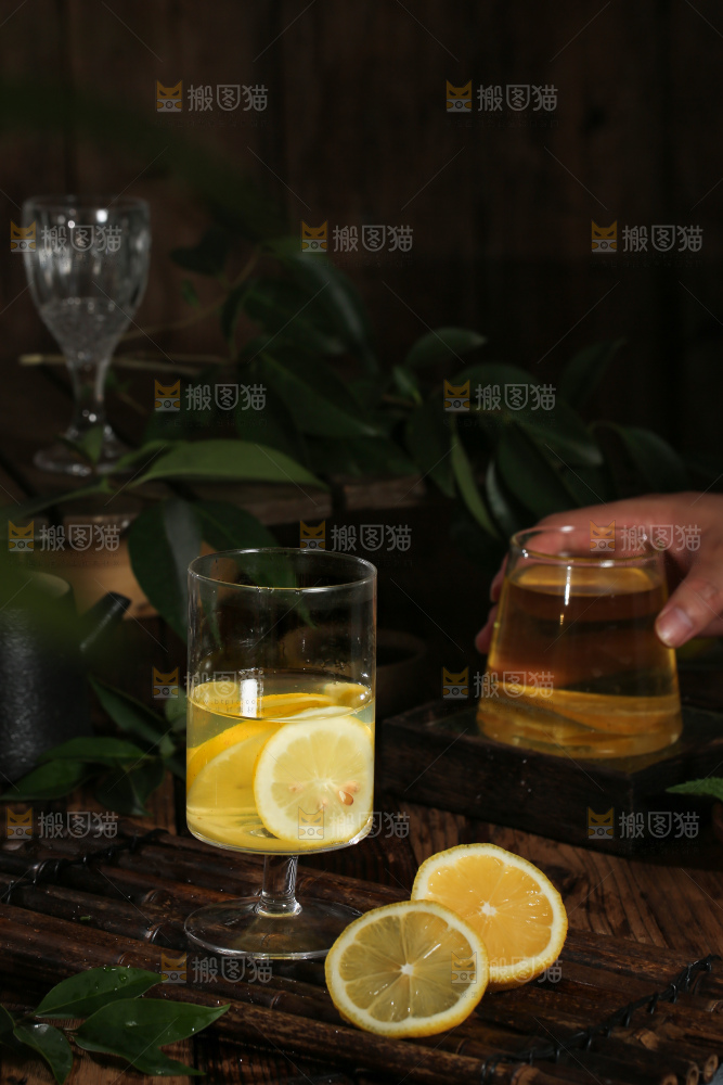 深底上的柠檬水