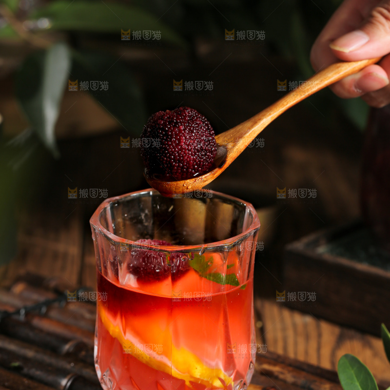 深底上的杨梅果饮