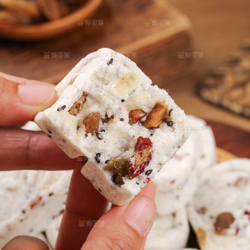 木底上的八珍糕
