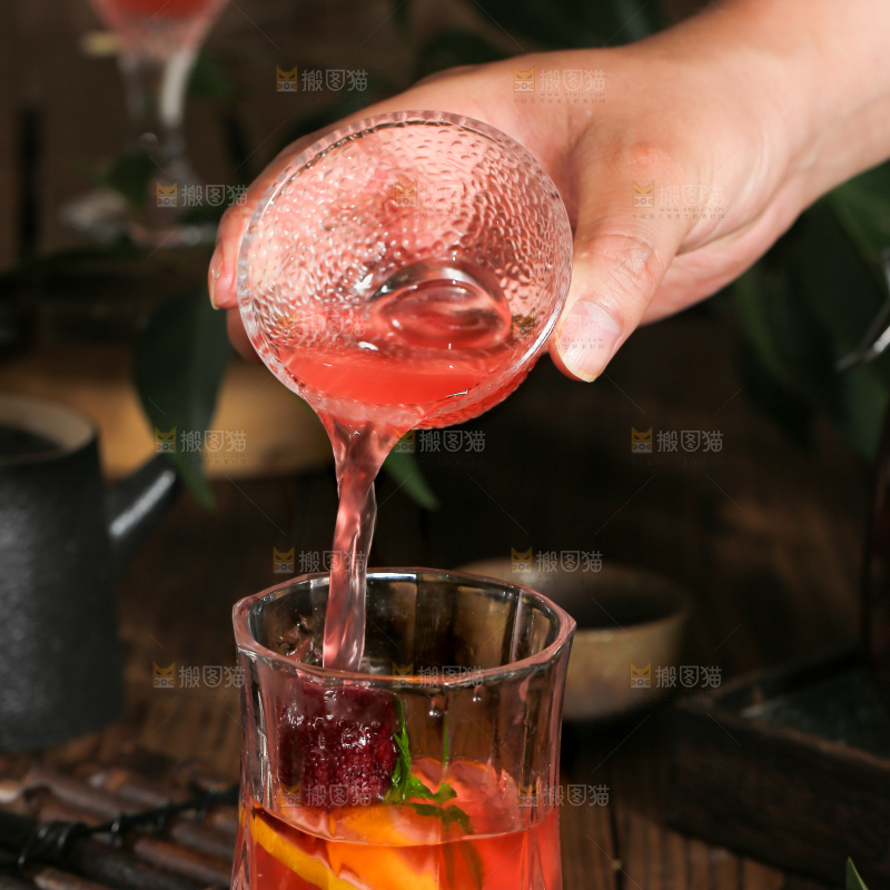 深底上的杨梅果饮