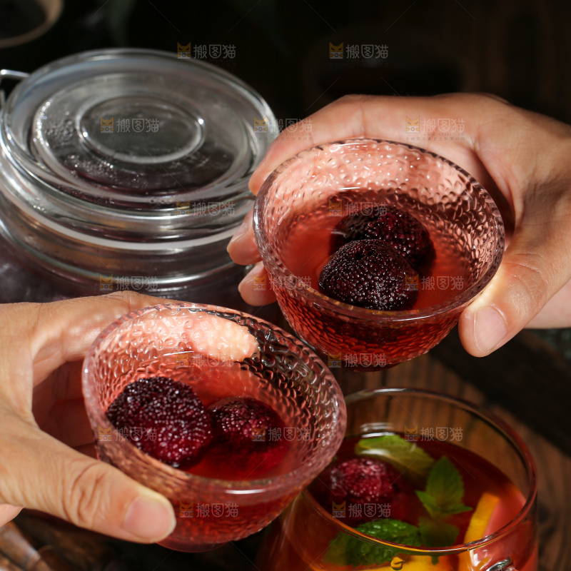 深底上的杨梅果饮
