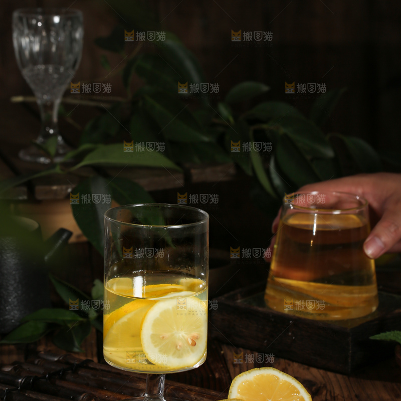 深底上的柠檬水