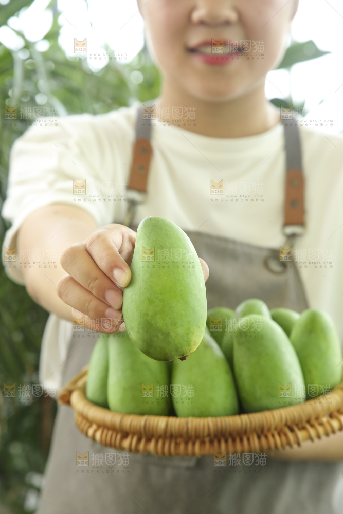 手里拿着象牙芒