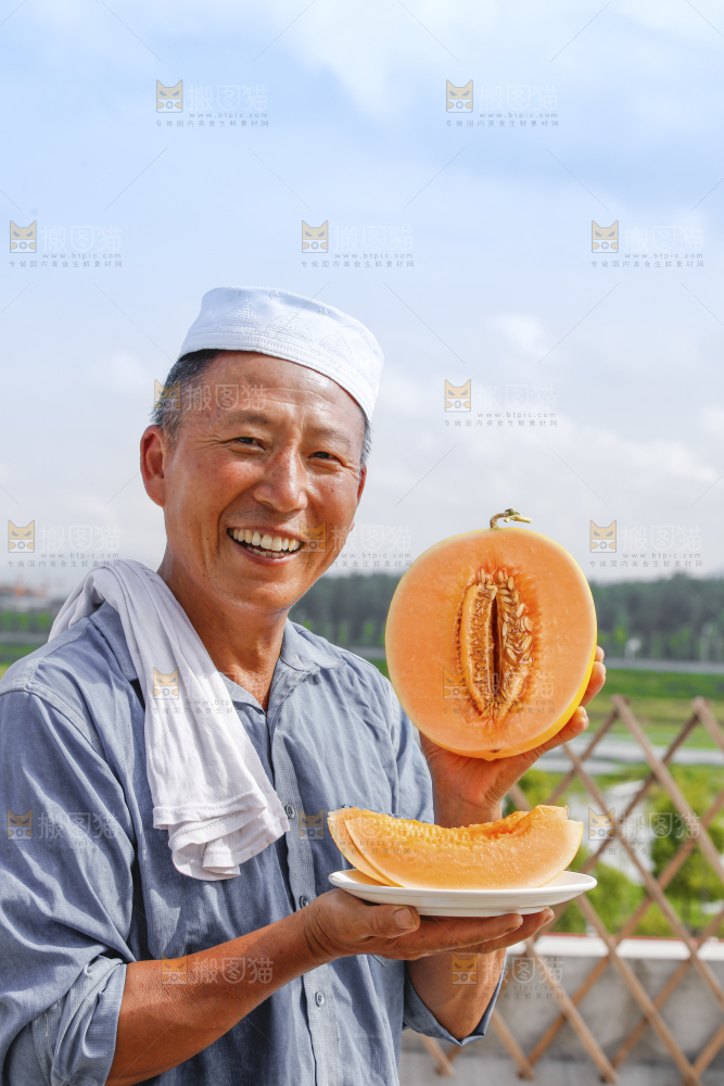 手里拿着民勤蜜瓜