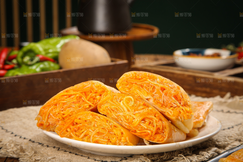 木底上的香辣土豆三丝盒