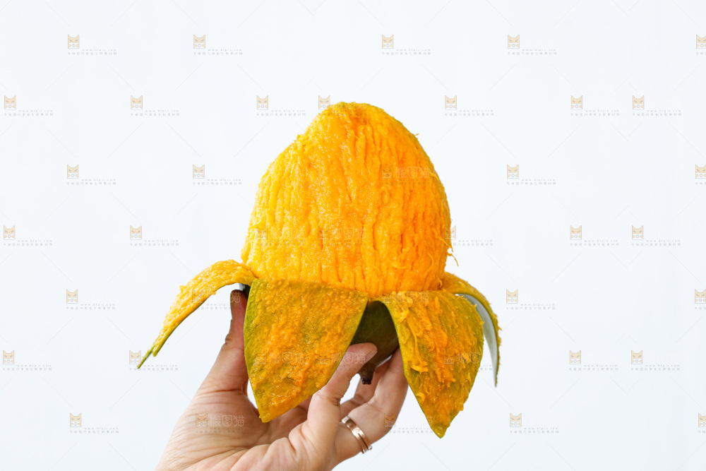 手里拿着凯特芒
