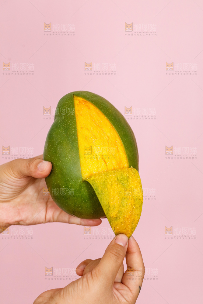 手里拿着凯特芒