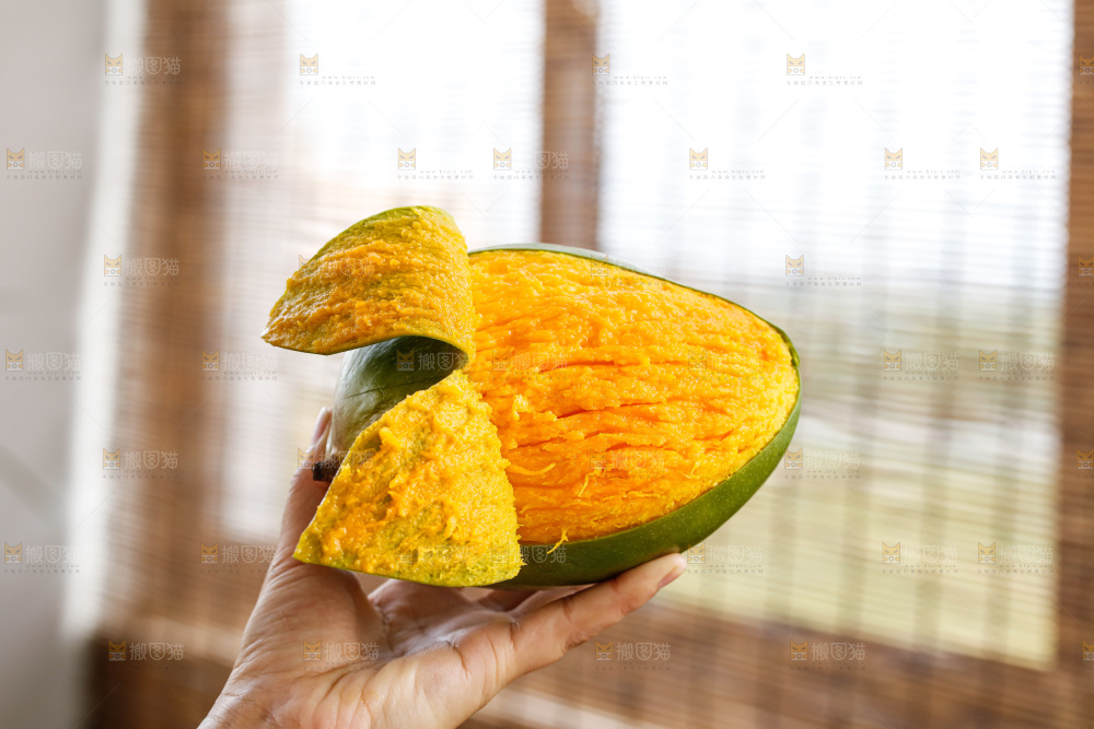 手里拿着凯特芒