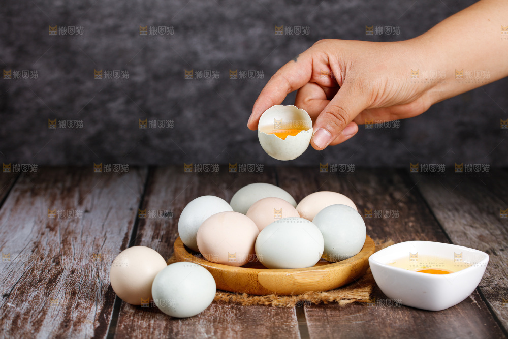 深底上的绿壳鸡蛋