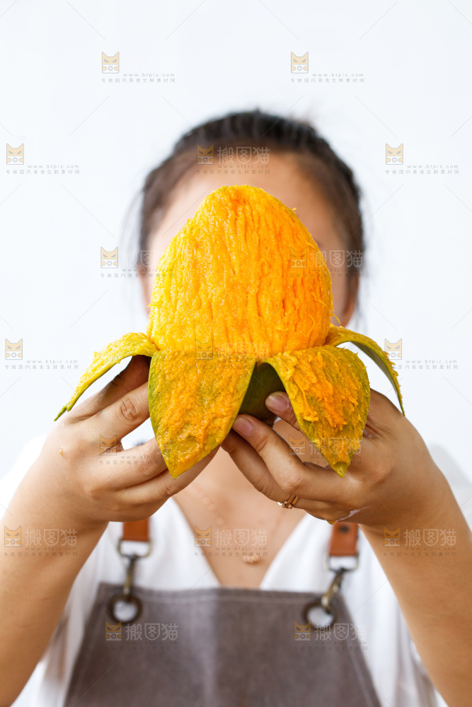 手里拿着凯特芒