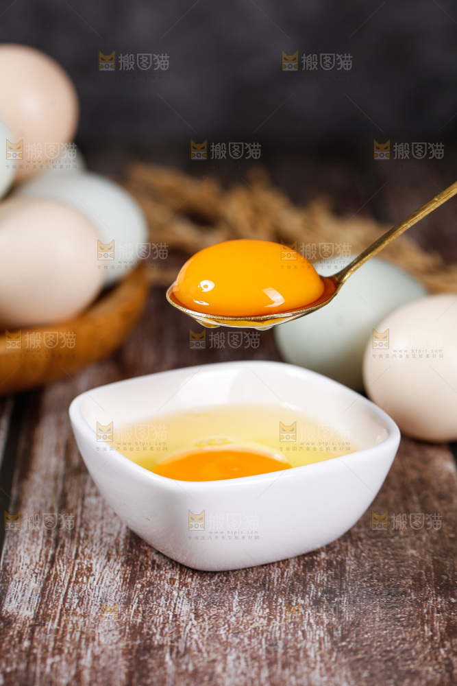 深底上的绿壳鸡蛋