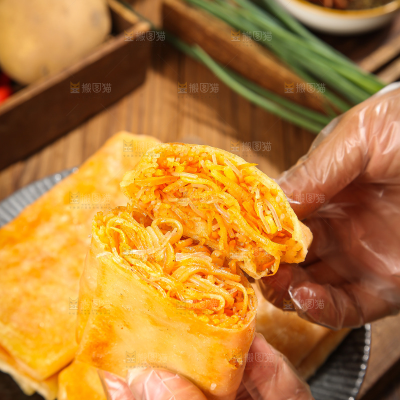 木底上的香辣土豆三丝盒