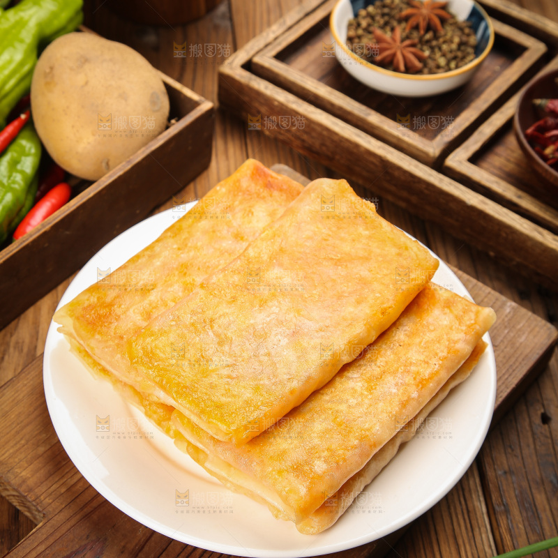木底上的香辣土豆三丝盒
